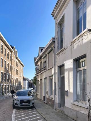 Te renoveren rijwoning in het hart van Lier, op slechts 200 meter van een school, openbaar vervoer en diverse winkels. De Grote Markt en het station liggen op wandelafstand.<br />De woning is ingedeeld als volgt: een kleine inkomhal, leefruimte met open keuken, een apart toilet en een wasplaats. Op de eerste verdieping bevindt zich één slaapkamer en een ruime badkamer met tweede toilet, ligbad, douche en lavabomeubel. De zolderverdieping werd ingericht als tweede slaapkamer.<br />De woning vraagt een grondige opfrissing, maar biedt een zeer praktische en doordachte indeling.<br />Renovatieverplichting.