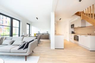 Spacieux appartement de 2 chambres dans le cadre verdoyant de Forest Village avec une terrasse exceptionnelle. Idéalement agencé avec un espace de vie cosy et un balcon. Un cadre de vie économe en énergie dans un emplacement privilégié à Forest.
Prenez rapidement rendez-vous pour visiter notre appartement témoin et découvrir ce projet unique !