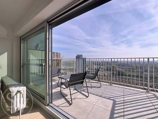 <h3><br />Gezellig dakappartement met groot terras en weids uitzicht.<br /><br /></h3>
<p>Geweldig, semi bemeubeld appartementje op de 14de en tevens hoogste verdieping van residentie <strong>Hof Ter Lo</strong>. Compact, ja maar het grote terras en het verre uitzicht maken dat meer dan goed! Ter info, de meubels zichtbaar op de foto's blijven in het appartement aanwezig.<br /><br /></p>
<p><strong>Indeling:</strong> inkomhal, gezellige woonkamer met aansluitend een zonnig terras, ingerichte keuken, badkamer met lavabo in meubel, inloopdouche en toilet, en een slaapkamer met vaste kasten.<br />Voor extra comfort hoort er ook een <strong>ondergrondse autostaanplaats </strong>(nr. 31) en een <strong>kelderberging </strong>(nr. 112) bij.<br /><br /></p>
<p>Het appartement kreeg recent een <strong>volledige make-over</strong>: extra isolatie, nieuwe ramen, een frisse keuken en een vernieuwde badkamer.<br />Ook het dak en de buitenmuren van het gebouw werden geïsoleerd.<br />Het huidige EPC-label D dateert nog van vóór deze verbeteringen, het nieuwe EPC zal dus merkbaar gunstiger zijn.</p>
<p><strong>Een echt charmant appartement</strong>, ideaal voor de single die houdt van licht, ruimte en een buitengevoel op het terras, maar niet te veel tijd wil verliezen aan onderhoud.<br /><br /></p>
<p>Huurprijs: <strong>€830</strong> (inclusief parking)<br />Provisie (algemene kosten, verwarming & water): <strong>€150/maand</strong><br />Beschikbaarheid: 15 juni</p>