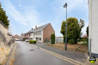 Ruime gezinswoning met 4/5 slaapkamers en grote tuin met bouwpotentieel<br /><br />Deze veelzijdige eengezinswoning verwelkomt je via de inkomhal, die toegang biedt tot de lichtrijke leefruimte, de keuken en het gastentoilet. De leefruimte geniet van veel natuurlijke lichtinval, terwijl de keuken een mooi zicht biedt op het terras en de tuin.<br /><br />Op het gelijkvloers vind je daarnaast een praktische opslagruimte met mazoutketel en een inpandige garage. Extra comfort wordt voorzien door rolluiken in de woning.<br /><br />De eerste verdieping beschikt over maar liefst 5 slaapkamers, waarvan 3 volwaardige ruime kamers en 2 kleinere kamers die perfect kunnen dienen als kinderkamer, dressing of hobbyruimte. De badkamer is uitgerust met een douche en dubbele wastafel.<br /><br />Verder is er nog een ruime zolder aanwezig die tal van mogelijkheden biedt: extra kamers, bureau of gewoon als stockage.<br /><br />Buiten geniet je van een grote tuin met een extra troef: deze kan opgesplitst worden tot een aparte bouwgrond, wat deze woning ook interessant maakt als investering.<br /><br />Voor meer info of een bezoek ter plaatste neem contact op met 0478 30 04 25 of michiel@vestio.com.