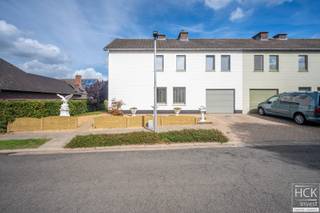 <p><strong>De ligging</strong><br />Gelegen in een doodlopend straatje te Priester Daensstraat in het charmante Kruishoutem, verwelkomt dit huis u in een <strong>rustige en aangename omgeving</strong>. De nabijheid van groene zones biedt een serene levensstijl, terwijl het centrum van Kruishoutem met zijn lokale winkels en eetgelegenheden gemakkelijk bereikbaar is. Hierdoor geniet u van de <strong>voordelen van de rust, gecombineerd met alle noodzakelijke voorzieningen</strong> op korte afstand. <br /><br /><strong>De woning</strong><br />De woning zelf heeft <strong>heel wat potentieel</strong>. De doordachte indeling en ruimtes zijn ideaal om naar eigen smaak in te richten. Er zijn ondermeer <strong>4(!) slaapkamers</strong> ter beschikking, <strong>2 badkamers</strong>, een aangename leefveranda alsmede inpandige garage. Kortom, dit is een place to be voor wie op zoek is naar <strong>ruimte, comfort en een gevoel van thuiskomen</strong>.<br /><br /><strong>De indeling</strong><br />Gelijkvloers: inkom - afzonderlijk toilet - woonkamer - keuken - veranda - inpandige garage en washoek;<br />Verdieping: nachthal - 4 slaapkamers - badkamer incl. toilet en douchekamer;<br />Tuin met terras en pergola.<br /><br /><strong>Kenmerken</strong><br />- oppervlakte perceel: 402 m²<br />- bruikbare vloeroppervlakte: 198 m²<br />- CV via stookolie<br />- EPC: 278 kWh/m² jaar - C-label<br /><br /><strong>Troeven</strong><br />- de ligging ⇒ combinatie van rust en nabijheid van voorzieningen!<br />- enorm ruimtelijke woning!<br />- géén renovatieplicht (EPC = C-label)!<br /><br />Voor meer informatie of een bezoek ter plaatse reageer via het contactformulier of stuur naar info@hckinvest.be</p>
