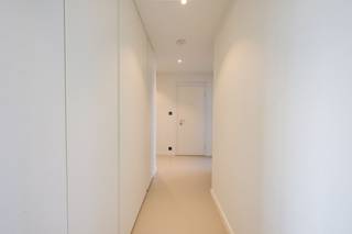 <p><span>Dakappartement (2 SLK) met groot terras. </span></p><p><span> </span></p><p><span>Indeling:</span></p><p><span>Met de lift bereiken we deze vierde verdieping. We betreden dit appartement langs een veiligheidsdeur. In de hall een gastenWC en een vestiaire. De woonkamer met open ingerichte keuken strekt zich uit over de ganse breedte en biedt toegang tot het zonnige terras van 27m². Annex de met alle comfort ingerichte keuken een kleine berging met wasgelegenheid. De master bedroom heeft en suite een moderne badkamer en een semi-open dressing. Ten laatste een tweede kleine slaapkamer.</span></p><p><span> </span></p><p><span>Extra info:</span></p><p><span>- Zeer luxueuze afwerking en inrichting (o.a. domotica Niko home control)</span></p><p><span>- EPC: 109 kWh/(m² jaar)</span></p><p><span>- Gemeenschappelijke kosten: € 40/mnd</span></p><p><span>- Verwarming met warmtepomp</span></p><p><span>- Maximaal 3 personen.</span></p><p><span> </span></p>