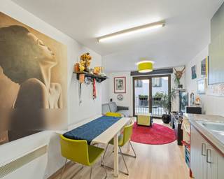 Dit appartement is een perfecte kans voor wie op zoek is naar een woning met een <strong>uitstekende</strong> <strong>ligging</strong> in het hart van de stad. Het bevindt zich <strong>vlakbij</strong> de <strong>jachthaven</strong>, het <strong>strand</strong> en de Grote <strong>Markt</strong>, waardoor je alles binnen handbereik hebt.<br /><br />Bij binnenkomst kom je in een <strong>ruime</strong> <strong>leefruimte</strong> met veel <strong>natuurlijk</strong> <strong>licht</strong>. De <strong>open</strong> <strong>keuken</strong> is volledig uitgerust met moderne apparatuur, ideaal voor wie graag kookt en geniet van een open en luchtige woonomgeving. De <strong>badkamer</strong> is <strong>strak</strong> en <strong>functioneel</strong>, voorzien van een <strong>douche</strong>. Daarnaast beschikt het appartement over een <strong>ruime</strong> <strong>slaapkamer</strong>, waardoor je voldoende ruimte hebt om een comfortabele slaapomgeving in te richten. Alsook beschikt dit appartement over een berging zowel in het appartement als op het gelijkvloers. <br /><br />Voor fietsers is er een <strong>algemene</strong> <strong>fietsenstalling</strong>, wat een handige toevoeging is in een stedelijke omgeving. Het appartement wordt verwarmd via <strong>elektrische</strong> <strong>verwarming</strong> en wordt verkocht onder het systeem van <strong>erfpacht</strong>.Dit kan financieel aantrekkelijk zijn, gezien de erfpachtvergoeding <strong>fiscaal</strong> <strong>aftrekbaar</strong> is.<br /><br />Samengevat biedt dit appartement niet alleen een geweldige locatie, maar ook een moderne en comfortabele woonervaring. Dit appartement kan zowel gebruikt worden als vaste bewoning, tweede verblijf of als investering.