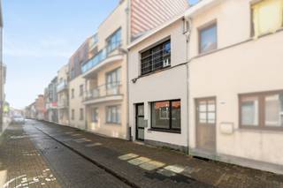 <p>Te koop: energiezuinige woning in het hart van Temse, op wandelafstand van scholen, openbaar vervoer en het treinstation.</p>
<p>Deze woning combineert authentieke charme met moderne efficiëntie. Dankzij het EPC-label A geniet je van lage energiekosten en een duurzaam wooncomfort. De toplocatie vlakbij het centrum biedt alle voorzieningen binnen handbereik, terwijl de leuke buitenruimte een aangename plek is om te ontspannen.</p>
<p>Belangrijkste ruimtes:<br />• Inkomhal (2 m²)<br />• Ruime living (26 m²) met veel lichtinval<br />• Volledig ingebouwde keuken (15 m²)<br />• Berging (12 m²) en extra berging (2 m²)<br />• Hal (5 m²)<br />• Badkamer (7 m²) met douche, ligbad, toilet en dubbele wastafel<br />• Twee slaapkamers (14 m² en 13 m²)<br />• Toilet (2 m²)<br />• Terras</p>
<p>Troeven:<br />• Energiezuinig met EPC A<br />• Toplocatie vlakbij het centrum<br />• Leuke buitenruimte</p>
<p>Neem vandaag nog contact op met je ERA-makelaar voor een bezoek. JOUW DROOMHUIS. ZO GEVONDEN!</p>