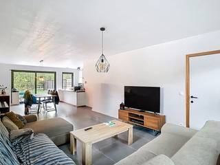 In een zijstraatje van de N8, de dorpskern van Woesten, vinden we deze zeer energiezuinige halfopen-bebouwing van 3 jaar oud terug. Woesten is...