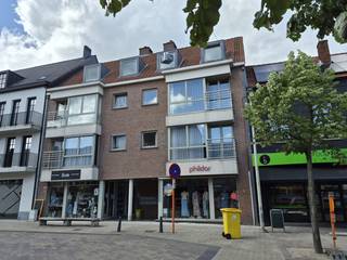 Op de derde verdieping van een verzorgd gebouw, in het hart van het centrum, bevindt zich dit lichtrijke dakappartement met een bijzonder...