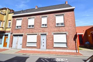 TORHOUTSTRAAT 6 - 8810 LICHTERVELDEUniek wooncomplex als geheel te huur in centrum Lichtervelde.Ruime burgerwoning bestaande uit inkom, 3...