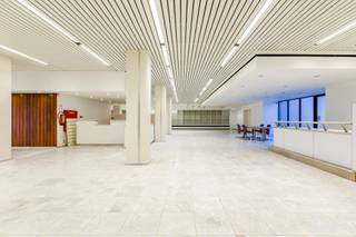 Deze aangename handelsruimte van maar liefst 450m² is gelegen op een commerciële topligging in het centrum van Sint-Niklaas. Het pand bevindt zich...