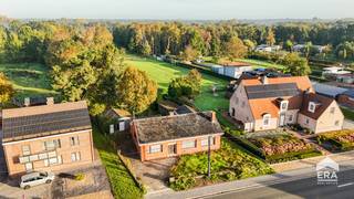 Ben je op zoek naar een woning die je volledig naar eigen smaak kan inrichten en waar je jouw woonideeën tot leven kan brengen? Dan is deze te renoveren woning, gelegen te Soef 129 in Balen, misschien wel iets voor jou!<br /><br />De woning beschikt momenteel over 3 slaapkamers en biedt dankzij de mogelijkheid om de bovenverdieping verder uit te breiden, interessante perspectieven voor wie op zoek is naar extra ruimte. Met de nodige renovatiewerken kan je hier een thuis creëren die volledig aansluit bij jouw wensen en behoeften.<br /><br />Een absolute troef is het ruime perceel van maar liefst 2.854 m², waar je kan genieten van een prachtig groene omgeving. <br /><br />De woning is gelegen in Balen, een aangename gemeente waar je kan genieten van een combinatie van groen, rust en de nodige voorzieningen. Winkels, scholen en andere dagelijkse faciliteiten zijn in de gemeente terug te vinden. Ook voor wie graag wandelt of fietst, biedt de omgeving tal van mogelijkheden om eropuit te trekken.<br /><br /><strong>Troeven:</strong>
<ul><li>Ruim perceel van maar liefst 2.854 m²</li><li>Prachtig groene omgeving</li><li>Te renoveren woning met tal van mogelijkheden</li><li>3 slaapkamers met mogelijkheid tot meer door uitbreiding van de bovenverdieping</li><li>Gelegen in de groene gemeente Balen</li></ul>
<br /><br />Ben je op zoek naar een renovatieproject met potentieel, een ruime groene omgeving en mogelijkheden om jouw eigen woonideeën te realiseren? Dan is deze woning zeker een bezoek waard!