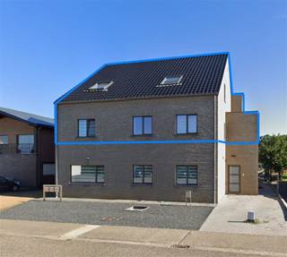 <p><strong>Vraag uw bezoek aan via info@optimusvastgoed.be!</strong><br /><strong>TE HUUR: Zeer ruim duplex appartement in Zolder!</strong><br />Dit riant appartement is gelegen op de Koolmijnlaan te Zolder en beschikt over 3 slaapkamers en een zeer ruim terras aan de achterzijde van het gebouw.<br />Het appartement is bereikbaar via de trap. Op de eerste verdieping komt u binnen in de zeer ruime woonkamer met geïntegreerde keuken, dewelke is voorzien van alle comfort. Er is een zeer ruime berging en een gastentoilet. Via het schuifraam heeft u toegang tot het ruime terras (+/-40m²). Het terras is tevens langs buiten bereikbaar met een trap. Op de tweede verdieping heeft u 3 zeer ruime slaapkamers en badkamer met toilet en inloopdouche. Het appartement wordt verwarmd op aardgas en heeft een gunstig energiepeil.<br /><strong>Ligging:</strong><br />Het appartement heeft een gunstige ligging op enkele minuten rijden van Heusden centrum en vlakbij het station van Zolder. In de nabije omgeving vindt u tal van winkels, eet- en drinkgelegenheden.<br /><strong>Indeling:</strong><br />Eerste verdieping: inkomhal, ruime woonkamer, volledig ingerichte keuken, gastentoilet met vestiaire, ruime berging en ruim terras.<br />Tweede verdieping: nachthal, 3 ruime slaapkamers en ruime badkamer met toilet en inloopdouche. Vanuit één van de slaapkamers heeft u toegang tot de zolder, dewelke gebruikt kan worden als bergruimte.<br /><strong>Troeven:</strong><br />- Vlotte bereikbaarheid!<br />- Gunstig EPC!<br />- Ruim terras!<br />- 3 slaapkamers!<br />- Geen gemeenschappelijke kosten!<br /><strong>EPC A met certificaatnummer 71070-G-2011_19685/EP02803/A001/D01/SD003</strong><br /><strong>Beschikbaar vanaf 01/09/2026</strong></p>