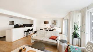 Dit aangename en ruime appartement geniet van een uitstekende ligging, op korte afstand van de winkels en het strand. Bij binnenkomst leidt de inkomhal naar de verschillende leefruimtes. De ruime en lichtrijke woonkamer bied volop comfort en sluit aan op de open keuken, die zorgt voor een aangename en open leefruimte. <br />Verder beschikt het appartement over een apart gastentoilet, twee slaapkamers en een comfortabele badkamer met ligbad. Via de slaapkamer is er toegang tot een terras aan de achterzijde.<br />Daarnaast is een tweede ruime met douche voorzien. Het appartement beschikt bovendien over een ruime kelder en een fietsenberging. <br />Er is tevens de mogelijkheid tot het huren van een garagebox in de Zoutelaan + € 150