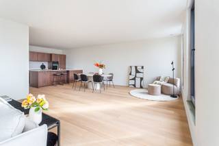 Met gepaste trots stellen we u residentie De Academie voor, een uitzonderlijk nieuwbouwproject op de site van de legendarisch kappersschool ”Academie Verbist“ Dit meesterwerk omvat zeven weelderige appartementen van minimaal 162 m², waar een modern ontwerp harmonieus samensmelt met een prachtige historische gevel. Met een minimale oppervlakte van 162 m² bieden deze ruime appartementen een oase van luxe. Elk aspect, van de strakke architectuur, energetische prestaties zoals warmtepomp en vloerverwarming tot de verfijnde interieurafwerking, is ontworpen om de meest veeleisende kopers te bekoren. Bovendien is de afwerking nog zelf te kiezen en zijn deze units direct beschikbaar bij akte. Aankoop aan 6% BTW is mogelijk. Deze unit beschikt over een inkomhal voorzien van vestiaire en separaat toilet, uitzonderlijk ruime leefruimte met open keuken, twee slaapkamers, ruime berging, twee badkamers, een tweede separaat toilet, bureau en achteraan een aangenaam terras. Welke troeven zetten we graag nog eens in de kijker? De unieke bewoonbare oppervlaktes van 162 tot 231 m² - Minstens één terras – In directe omgeving mogelijkheid tot aankoop parking- Luxe afwerking met ruime inspraakmogelijkheden voor koper- Modelappartement beschikbaar voor bezichtiging- Beschikbaar bij akte- Aankoop aan 6% BTW mogelijk- Unieke gevelbreedte van 9.5 meter- Uitzonderlijke plafondhoogtes (4.27m)- Opleveringsactie: contacteer ons nu voor de voorwaarden!