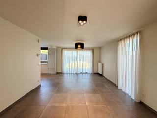 Deze recent gebouwde halfopen bebouwing met oprit, 3 slaapkamers en tuin is gelegen in een rustige woonwijk te Ledegem. Verder is de woning gelegen in een doodlopende straat,  vlot bereikbaar, met verschillende parkeermogelijkheden, winkels, horeca, openbaar vervoer, sportgelegenheden en scholen rondom. <br /><br />Bij het binnenkomen van de woning komt u terecht in de inkomhal met gastentoilet. <br />Daarna gaat u verder richting de lichtrijke woon- en eetkamer met open geïnstalleerde keuken. Naast de keuken is een gerieflijke garage met extra berging aanwezig. Daarnaast is hier ook een gootsteen aanwezig. <br /><br />Vanuit de leefruimte als keuken heeft u een direct zicht/toegang tot de omheinde en kindvriendelijke tuin met terras en tuinhuis.<br /><br />Via de trap, die terug te vinden is in de inkomhal bereikt u de eerste verdieping van dit eigendom. <br />Hier treft u de nachthal, 3 ruime en lichtrijke slaapkamers waarvan één voorzien van een dressing/bureauruimte, apart toilet, wasplaats/berging en een geïnstalleerde badkamer (dubbele wastafel, inloopdouche en ligbad). <br /><br />Op de tweede verdieping van deze instapklare woning kan u nog een gerieflijke en geïsoleerde zolder terugvinden. <br />Deze is te bereiken via een zoldertrap. <br /><br />Het eigendom is als volgt afgewerkt: kwalitatieve tegelvloeren, ingebouwde keukentoestellen, armaturen, regenwaterput (7500L), hoogrendementsbeglazing, centrale verwarming op aardgas, .. Kortom, een volledige afgewerkte en instapklare woning. <br /><br /><strong>Goed om weten: </strong><br />Basishuurprijs: €950,-/maand <br />Beschikbaar vanaf heden<br /><br /><strong>Is dit de instapklare woning waarvan u droomt? <br />Twijfel niet langer en leg vandaag uw bezoek vast! </strong>