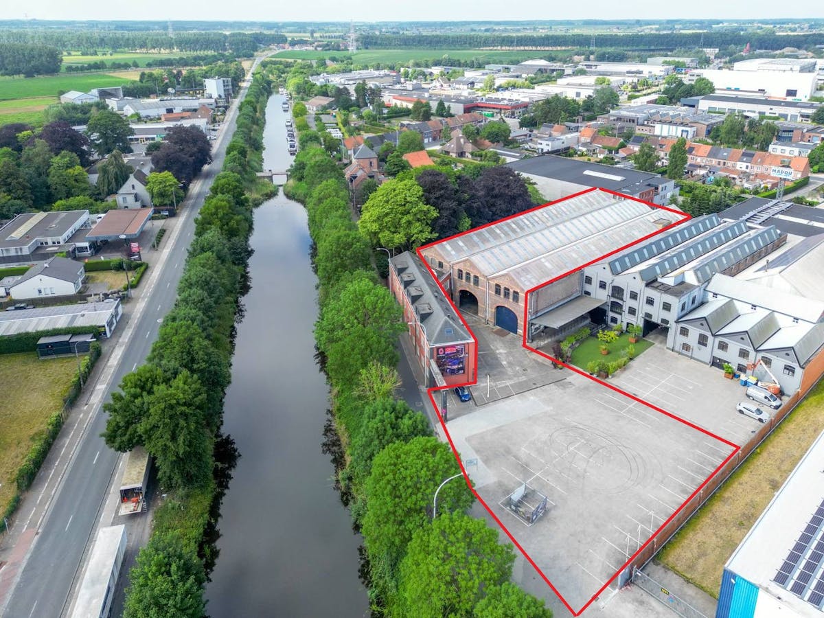 Magazijn (2.200 m²) met verdiep (2.200 m²) te koop in Eeklo - foto 1
