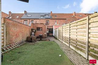 Charmante gerenoveerde gezinswoning met 4 slaapkamers, tuin en zonnepanelen.
Ben je op zoek naar een ruime, energiezuinige woning met alle comfort, gelegen in het centrum van Turnhout en nabij de invalswegen? Deze grotendeels gerenoveerde woning biedt een uitstekende combinatie van modern wooncomfort en de kans om de laatste afwerkingen volledig naar jouw smaak te realiseren.
Indeling &amp; troeven:
- 4 volwaardige slaapkamers – ideaal voor een groot gezin, thuiswerk of hobbyruimte.
- Grote volledig uitgeruste leefkeuken.
- Badkamer met moderne voorzieningen en aansluitende wasruimte.
- Zonnepanelen voor een lagere energiefactuur en een duurzaamheidstroef.
- De woning is grotendeels gerenoveerd: belangrijke werken zijn reeds uitgevoerd, enkel enkele afwerkingen naar keuze dienen nog te gebeuren.
- Deze woning is perfect voor wie een instapklaar gevoel wil combineren met de vrijheid om hier en daar nog een persoonlijke touch toe te voegen.
Interesse? Aarzel niet om een bezoek in te plannen en ontdek zelf het potentieel en de charme van deze fijne gezinswoning! Vermelde afmetingen/oppervlakten zijn indicatief. Oppervlakten conform EPC.