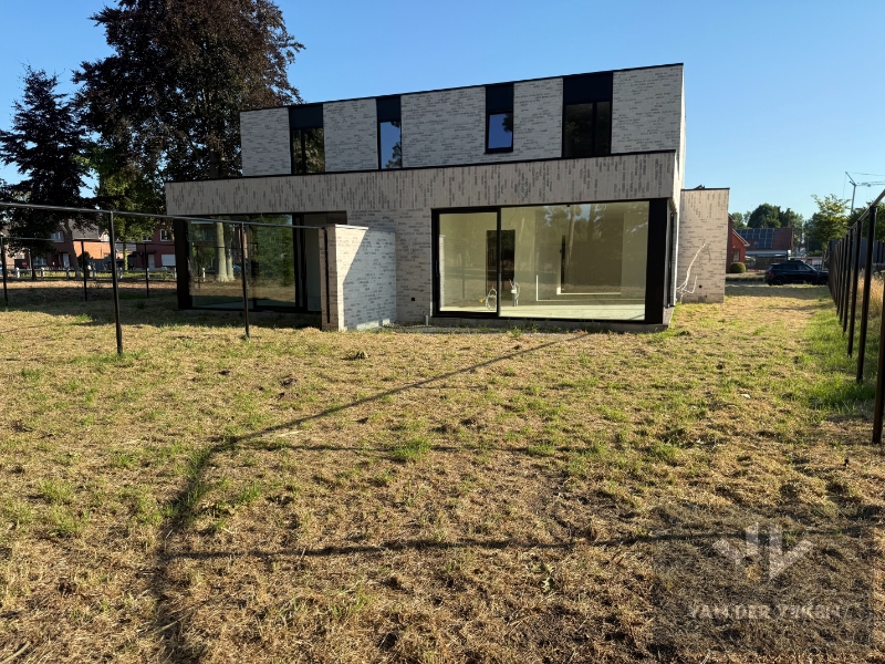 Ruime en volledig afgewerkte half open BEN-woning met 3 slaapkamers te bewonderen in het gezellige Kermt - foto 4