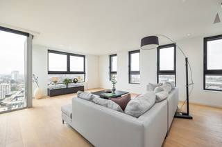 Een penthouse met panoramisch uitzicht over de skyline van Antwerpen. <br /><br />De ruime, open leefruimte baadt in natuurlijk licht dankzij de vele ramen die het licht door elke hoek laten stromen. <br /><br />Het penthouse beschikt over een riante slaapkamer met aanpalende badkamer. Hier vindt u zowel een stijlvol vrijstaand bad als een ruime inloopdouche, perfect voor ultieme ontspanning. Daarnaast is er een tweede slaapkamer én een derde multifunctionele ruimte die momenteel dienstdoet als kantoor, maar eenvoudig kan worden omgevormd tot een tweede slaapkamer, ideaal voor gasten of als extra leefruimte. Een extra badkamer, voorzien van een moderne douchekamer, biedt extra comfort en privacy. <br /><br />Mogelijkheid tot het aankopen van autostaanplaats aan 50.000 EUR/stuk.