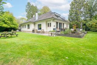 Century21ImmoNero presenteert op een ABSOLUTE TOPLIGGING in Jezus Eik, deze uitzonderlijke villa in een rustig doodlopend straatje, omgeven door groen. Laat u betoveren door het natuurlijke licht, de goed onderhouden aangelegde parktuin van ruim 20 are en het prachtige terras op het zuiden. Begane grond: mooie inkomhal met toilet en een ruime en gezellige woon- en eetkamer met open haard (42 m²), die direct uitkomt op het terras van 30 m². Een volledig uitgeruste keuken (18m²) met een zonnige eethoek. Hoofdslaapkamer met een geheel vernieuwde en-suite badkamer (24 m²), 3 slaapkamers (21 m², 12 m² en 12 m²) en een tweede moderne badkamer met ligbad (11 m²). Eerste verdieping: kantoor/slaapkamer van 17 m², badkamer met wasruimte, douche en wc, ruime slaapkamer/multifunctionele ruimte (26 m²) met balkon met uitzicht op het bos. Kelder: voorzien van een waterontharder en 20 m² opslagruimte. Nieuwe carport (met 10 zonnepanelen) voor 2 auto’s + 2 extra parkeerplaatsen + tuinhuisje. De tuin biedt volop ruimte om te ontspannen: zonnige terrassen, schaduwrijke plekken en een vijvertje. MEER INFO : www.leeuwerikendreef5.be