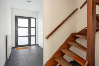 Interesse? Plan je bezoek in via onze digitale kalender.
Alle keuringen en attesten zijn te downloaden via onze website.
Vragen? Contacteer Ivory Murillo via ivory@copandi.be
 of +32 15 79 05 50.

Ontdek deze instapklare bel-étagewoning in de Verbindingsstraat 66 te Vilvoorde (Far-West). De woning combineert hedendaags comfort met ruimte en licht, en werd deels gerenoveerd. Dankzij de bewoonbare oppervlakte van 183 m² en de mogelijkheid tot vijf slaapkamers is dit de perfecte gezinswoning in een rustige, residentiële wijk vlak bij winkels, scholen en openbaar vervoer.

De woning biedt een praktische indeling met op het gelijkvloers een inkomhal met gastentoilet, garage, wasruimte en polyvalente kamer met toegang tot de tuin. Op de eerste verdieping bevindt zich de lichtrijke leefruimte met eetkamer en keuken, terwijl de tweede verdieping drie slaapkamers en een badkamer telt. De ruime zolder biedt uitbreidingsmogelijkheden voor extra kamers of een tweede badkamer.

De tuin van 85 m² vormt een groene, onderhoudsvriendelijke buitenruimte met veel privacy.

✅ EPC B (137 kWh/m²/jaar)
✅ Elektriciteit conform tot 2050
✅ Asbestveilig
✅ 3 tot 5 slaapkamers mogelijk
✅ Garage + 2 staanplaatsen
✅ Rustige, residentiële ligging
✅ Gerenoveerd en instapklaar