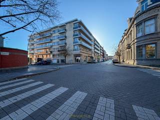 Te huur STIJLVOL APPARTEMENT met 3 slaapkamers, centraal gelegen met mooi uitzicht in Ronse. Dit appartement onderging een grondige renovatie en...