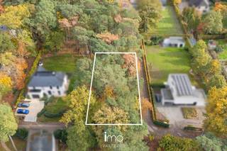 Bouwgrond voor open bebouwing van 15a55ca gelegen in woonpark op een rustige groene locatie te Keerbergen.<br /><br />Voorschriften:<br />Minimaal 5m afstand tot zijdelingse grenzen, voorgevel start op min. 10m van de voorste perceelgrens.<br />Breedte bouwzone: 15m<br />Bouwdiepte: 17m<br />Max 7m kroonlijsthoogte<br />Dakhelling: min 5°<br />Dakvorm: vrij<br />Max 300m² bebouwde oppervlakte<br />Oriëntatie: oost<br /><br />Geen bouwverplichting.<br /><br />Meer info en bouwvoorschriften via jean.heylen@imovastgoed.be of via 015/34.34.54.<br />U kan Imo Vastgoed steeds vrijblijvend contacteren voor een gratis waardebepaling van uw woning.