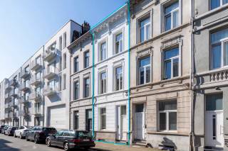 In een charmante straat op het Antwerpse Zuid bevindt zich deze uitzonderlijke stadswoning. De ligging combineert het beste van twee werelden: een serene woonomgeving op wandelafstand van Park Zuid, de vernieuwde Scheldekaaien en het KMSKA, terwijl u tegelijk geniet van een uitstekende bereikbaarheid.<br /><br />Achter de discrete gevel schuilt een verrassend ruime woning waar luxe en verfijnde eenvoud centraal staan. Het interieur wordt gekenmerkt door een harmonie van zachte, monotoon afgestemde kleuren en sterke architecturale lijnen. Grote raampartijen en een indrukwekkende achtergevel in spiegelend glas zorgen voor een overvloed aan natuurlijk licht en versterken het ruimtelijke gevoel.<br /><br />De woning werd in 2025 volledig gerenoveerd, met een sterke focus op kwaliteit & hedendaags wooncomfort. Zo beschikt de woning over een warmtepomp met koeling, ventilatiesysteem type D, domotica, een alarmsysteem & een energiezuinig EPC A. Doorheen de volledige woning werd bovendien veel maatwerk voorzien, met ingemaakte kasten in eik, subtiel geïntegreerde ledverlichting en onzichtbare deuren die bijdragen aan een strak geheel.<br /><br />Het gelijkvloers vormt het hart van de woning met een luxueuze open keuken, een sfeervolle woon- en eetruimte en directe toegang tot een zonnige stadspatio. Op de bovenliggende verdiepingen bevinden zich de master suite met dressing en ensuite badkamer, 2 ruime slaapkamers met gedeelde badkamer en een veelzijdige mezzanine.<br /><br />Interesse? Contacteer LISTED: +32 3 283 51 51.