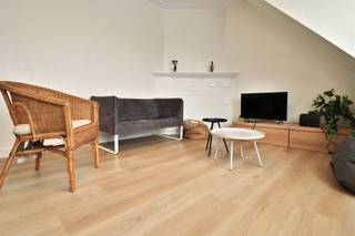 <p><span>ZALIG DAKAPPARTEMENT OP DE SINT ELISABETH WIJK</span></p><p><span> </span></p><p><span>Dit dakappartement kreeg een praktische indeling, is netjes ingericht en is perfect instapklaar.<br />Veel glaspartijen zorgen voor veel licht, een zuidoriëntatie voor veel zon.</span></p><p><span> </span></p><p><span>De centrale inkom verbindt de ruimtes met vooraan het woongedeelte en achteraan de slaapkamers.<br />Salon en keuken met vaste eethoek zijn harmonieus verbonden.  De keukeninrichting pakt grootst uit, de zithoek kreeg een gezellige invulling.</span></p><p><span> </span></p><p><span>Twee ruime slaapkamers en een nette badkamer vullen het geheel aan.<br /><br />Over de volle breedte komt de terras stevig opzetten met een zalig open zicht en heel veel zon.<br />Achteraan is een privatieve afgesloten garage en een gemeenschappelijke fietenbering. </span></p><p><span> </span></p><p><span>DAKAPPARTEMENT<br />RECENT VERNIEUWD<br />ZALIG ZICHT<br />MOOIE RUIMTES<br />LAGE SYNDICKOST<br /><br /></span></p><p><span> </span></p><p><span> </span></p>