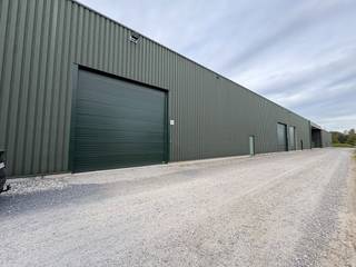 Bedrijfshal met een oppervlakte van 542 m² te huur!De hal is gelegen op de volledig gerenoveerde Flam site, in de Fabrieksstraat te Sint-Truiden, in...