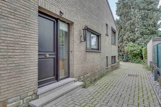 GEZINSWONING MET 3 SLAAPKAMERS EN RUIME TUIN IN EEN RUSTIGE BUURTIn een aangename, rustige woonwijk stellen we u graag deze goed onderhouden...