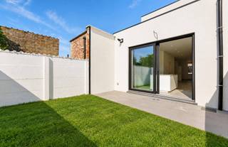 <p>Moderne, energiezuinige en instapklare woning met EPC-label A!</p><p>Ben je op zoek naar een moderne, comfortabele en energiezuinige woning waar je meteen kunt intrekken? Dan is deze prachtig afgewerkte woning zeker een bezoek waard!</p><p>Bij het binnenkomen word je verwelkomd in een aangename leefruimte met een nieuwe, moderne open keuken met kookeiland. Dankzij het grote schuifraam geniet je van veel natuurlijk licht en een mooi zicht op het goed georiënteerde tuintje, de ideale plek om in alle rust te ontspannen en te genieten van zonnige dagen.</p><p>Op het gelijkvloers bevinden zich bovendien een praktische technische berging/wasplaats en een apart toilet. Extra bergruimte vind je in de droge, goed verluchte kelder.</p><p>Op de eerste verdieping bevinden zich drie slaapkamers en een badkamer, waardoor de woning ideaal is voor een gezin, een koppel of wie graag een extra kamer heeft als bureau of hobbyruimte.</p><p>Ook op energetisch vlak scoort deze woning uitstekend. De woning is volledig goed geïsoleerd en beschikt over driedubbele beglazing, een condensatieketel, een ventilatiesysteem C en zonnepanelen. Dit alles resulteert in een EPC-label A, een belangrijke troef voor wie comfortabel en energiezuinig wil wonen.</p><p>De woning is bovendien volledig geschilderd en instapklaar, zodat je zonder grote werken meteen van je nieuwe thuis kunt genieten.</p><p>De troeven op een rij:</p><p>* Nieuwe open keuken met modern kookeiland<br />* Lichtrijke leefruimte met schuifraam naar het goed georiënteerde tuintje<br />* Drie slaapkamers<br />* Badkamer op de eerste verdieping<br />* Praktische technische berging/wasplaats en apart toilet<br />* Droge, goed verluchte kelder<br />* Uitstekende isolatie en driedubbele beglazing<br />* Condensatieketel en ventilatiesysteem C<br />* Zonnepanelen<br />* EPC-label A<br />* Volledig geschilderd en instapklaar</p><p>Een ideale combinatie van modern wooncomfort, praktische indeling en energiezuinig wonen. Plan vandaag nog je bezoek en ontdek zelf de troeven van deze woning!</p>