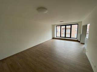 <p>Dit verzorgde appartement op de eerste verdieping is bereikbaar via de trap en verwelkomt je in een ruime inkomhal. De aangename leefruimte geniet van veel natuurlijke lichtinval en biedt voldoende plaats voor zowel een gezellige zithoek als een eetkamer.<br /><br />Aansluitend bevindt zich de volledig uitgeruste keuken met inductiekookplaat, vaatwasser en combi-oven. Achter de keuken vind je een praktische berging met aansluiting voor een wasmachine. Vooraan het appartement is bovendien een gezellig terrasje aanwezig.<br /><br />De ruime badkamer is voorzien van een inloopdouche, ligbad, dubbele lavabo en een grote spiegel. Verder beschikt het appartement over twee comfortabele slaapkamers, met achteraan toegang tot een tweede terras.<br /><br />Beschikbaar vanaf 1/08/2026<br /><br />Heb je interesse? Klik op de gele knop <strong>'IK WENS EEN BEZOEK'</strong>.</p>