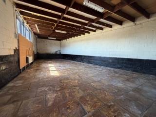 Op zoek naar een ruime garage met extra opslagmogelijkheden op een vlot bereikbare locatie?Deze multifunctionele garage beschikt over een grote...
