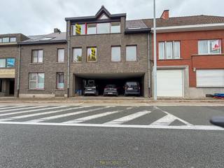 <strong>INSTAPKLARE, LICHTRIJKE</strong> duplex met 2 slaapkamers en ruim terras, gelegen op een <strong>CENTRALE LOCATIE </strong>nabij het centrum van Ronse. Deze <strong>VERZORGDE </strong>en <strong>RUIME </strong>duplex bevindt zich op de eerste en tweede verdieping van een kleinschalige residentie en biedt een uitstekende verbinding met winkels, scholen, station en andere voorzieningen.<br /><br />Indeling: inkomhal met trap, <strong>twee VOLWAARDIGE SLAAPKAMERS</strong> en een betegelde badkamer met LIGBAD en doucheslang. Op de tweede verdieping bevindt zich een afzonderlijk toilet, een <strong>RUIME, LICHTRIJKE LEEFRUIMTE</strong> met toegang tot het <strong>ZONNIGE TERRAS</strong>, een afzonderlijke keuken met keramisch fornuis, oven en anderhalve spoelbak, tot slot een praktische <strong>BERGING.</strong> Grote raampartijen zorgen voor veel <strong>NATUURLIJK LICHT</strong> en een aangenaam woongevoel.<br /><br />Adres: 9600 Ronse, Berchemsesteenweg 12 bus 102<br />Onmiddelijk beschikbaar<br />Huurprijs: € 745,00/maand + € 35,00/ maand syndickosten<br />EPC: 173 kWh/m² - UC: 3740026