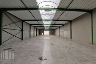 Uitstekend gelegen nieuwbouw <strong>KMO-unit van 712 m² te huur</strong>, op slechts 450 m van de op- en afrit 10 <strong>Beernem </strong>van de E40.<br /><br />De opslagruimte beschikt over een vrije hoogte van 6 m en is toegankelijk via een automatische sectionale poort met een aparte toegangsdeur. Daarnaast is de loods uitgerust met een lichtstraat met rookluik, de nodige elektriciteitsvoorzieningen en energiezuinige LED-verlichting.<br /><br />Op het terrein is ruime parkeer- en manoeuvreerruimte voorzien. Beschikbaar vanaf september 2026.<br />De ruimte is geschikt voor zowel <strong>opslag als uitvoeren activiteiten</strong>.<br />Tevens is het mogelijk om andere oppervlaktes te huren.<br /><br />Contacteer <strong>PANORAMA B2B</strong> voor bijkomende (technische) inlichtingen, plannen of een vrijblijvend plaatsbezoek via <strong>0479 01 70 70</strong>.