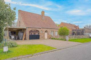 KIJKDAG WOENSDAG 29/07 VAN 17U TOT 18U30! Gerenoveerde alleenstaande woning op 637m² te Veurne! Ontdek deze ruime en volledig gerenoveerde open bebouwing, rustig gelegen in een doodlopende straat in het centrum van Veurne. Bij het binnenkomen wordt u verwelkomd in een verzorgde inkomhal met ingemaakte kasten en gastentoilet. Op het gelijkvloers bevindt zich een slaapkamer met inloopdouche, die momenteel dienst doet als praktrijkruimte. De lichtrijke leefruimte met gezellige houtkachel sluit naadloos aan op de eetplaats en biedt een aangenaam zicht op de tuin. Aansluitend bevindt zich de volledig nieuwe keuken, voorzien van kwalitatieve toestellen waaronder een QUOOKER-kraan. Via een verborgen deur bereikt u de praktische wasruimte met toegang tot de tuin. De veranda vormt een extra troef en zorgt voor een mooie overgang tussen binnen en buiten. De eerste verdieping heeft drie volwaardige slaapkamers, waaronder één met ensuite dressing, en een comfortabele badkamer uitgerust met zowel ligbad als instapdouche, lavabomeubel en toilet. Op de tweede verdieping bereikbaar via vaste trap vindt u nog een kamer en een bijkomende zolderruimte. De woning is gelegen op een perceel van 637 m² en beschikt over een volledig omheinde tuin, waar u in alle rust en privacy kan genieten. Extra troeven zijn de carport met afsluitbare berging. Kortom, een ruime, veelzijdige en perfect onderhouden woning op een topligging in Veurne. Interesse? Neem vandaag nog contact op voor een bezoek! De vermelde prijs is een richtprijs; elk bod, zowel hoger als lager, wordt voorgelegd aan de eigenaar, die zich het recht voorbehoudt dit te aanvaarden of te weigeren. Neem voorsprong met een vrijblijvende en gratis schatting van uw eigendom via:<br />www.residentievastgoed.be/gratisonlineschatten