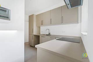 Op de eerste verdieping van een centraal gelegen gebouw in Vilvoorde bevindt zich dit volledig in 2025 vernieuwde appartement. Het ligt pal in...