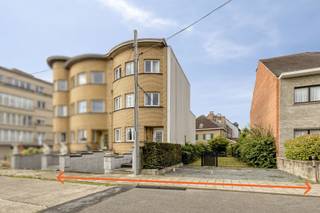 Deze charmante interbellumwoning uit 1938 combineert authentieke uitstraling, ruimte, renovatiepotentieel en een bijzonder centrale ligging. Gelegen in een rustige, groene omgeving in het hart van Aalst, geniet je hier van een aangename woonomgeving, terwijl het station, het stadscentrum en de E40 vlot bereikbaar zijn.
De woning staat op een ruim perceel van 4a 12ca en beschikt over verschillende karaktervolle elementen die typerend zijn voor de bouwperiode, waaronder hoge plafonds en sfeervol glas-in-lood. Deze geven het pand een warme en authentieke uitstraling.
De ruime leefruimte vormt het hart van de woning en sluit rechtstreeks aan op de keuken. Verder zijn er vier slaapkamers en één badkamer.
De woning is volledig onderkelderd. De kelder doet dienst als ruime garage en biedt daarnaast heel wat extra bergruimte.
De woning is nog te moderniseren en biedt volop mogelijkheden om ze naar eigen smaak en hedendaags comfort in te richten, met behoud van haar authentieke charme en karakter.
Een unieke kans voor wie houdt van karakter, ruimte en authenticiteit en tegelijk wil genieten van een rustige, groene ligging met alle voordelen van een centrale locatie in Aalst. Wenst u meer informatie of een bezoek? Stuur gerust een mail naar Louis@immoaccenta.be