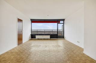 Indeling:Verdieping 11 (bereikbaar met lift of trap):- inkomhal- woon- en eetkamer (ca. 33m²)- uitgeruste keuken (ca. 8m²)- westgericht terras (8m²)- aparte berging aansluitend aan de keuken- apart toilet met handenwasser- badkamer met wastafel, bad en voorzieningen voor was- en droogmachine- slaapkamer 1 (ca. 14m²)- slaapkamer 2 (ca. 14m²)- oostgericht terras (8m²)Verdieping -1:- privatieve kelderbergingBijzonderheden:- ruim, lichtrijk appartement - gunstige EPC-score (B)- asbestveilig- 2 terrassen met panoramisch uitzicht- parkeergelegenheid voor de residentie- netjes onderhouden gebouw voorzien van een lift- Ideaal gelegen, pal in het centrum van Wilrijk, op wandelafstand van winkels, scholen, openbaar vervoer..Bent u geïnteresseerd in dit appartement te koop in het centrum van Wilrijk? Aarzel dan niet om contact met ons op te nemen via janice.racaj@dewaele.com of op 03 206 76 73.Wenst u uw eigendom ook te koop of te huur te stellen? We helpen u graag verder.Steeds tot uw dienst om u verder te helpen met al uw vragen over vastgoed!