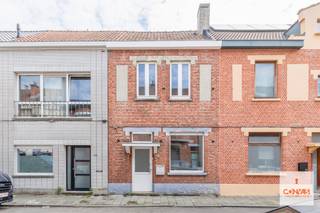 Bent u op zoek naar een woning die u verder kan opfrissen en naar eigen smaak kan inrichten? Dan is deze charmante woning in de Adriaan...