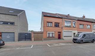 Halfopen gezinswoning met bijgebouwen 65m² en 85m², zonnepanelen en eigen inrit – instapklaar en energiezuinig!Op zoek naar ruimte, comfort én...