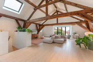 Deze unieke en ruime penthouse, gelegen in de Vlamingstraat in Brugge, biedt adembenemende uitzichten op iconische monumenten als de...