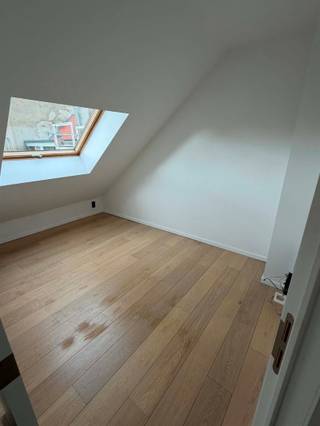 <p><span>Op centrale ligging centrum Antwerpen vinden we dit perfect instapklaar zeer gezellig 1-slpk appartement gelegen op de derde verdieping (geen lift). </span></p><p><span> </span></p><p><span>Het appartement omvat een aangename leefruimte met open keuken dewelke zeer compleet is uitgerust (combi-oven, fornuis, vaatwas...)</span></p><p><span>Aparte slaapkamer. </span></p><p><span>Badkamer voorzien van douche, lavabo en toilet. </span></p><p><span> </span></p><p><span>Privatieve berging. </span></p><p><span>Vaste lasten inbegrepen in de huurprijs. </span></p><p><span>gas, water en elektriciteit individueel te betalen. </span></p><p><span>Onmiddellijk beschikbaar</span></p><p><span> </span></p><p><span> </span></p>