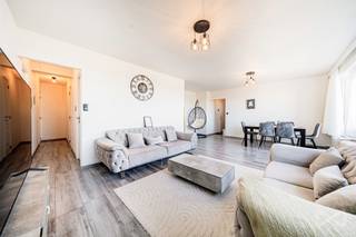 Info &amp; bezichtigingen: dries.v@weinvest.be of 0471 68 27 37<br />Ontdek dit aangename appartement, gerenoveerd in 2020, gelegen op de 15e verdieping van een gebouw met lift, aan de Twee Leeuwenweg 20 in Vilvoorde. Geniet elke dag van een adembenemend panoramisch uitzicht over de omgeving!<br />Met een oppervlakte van 96 m² biedt deze woning een ruime, lichte woonkamer van 31 m² met een zonnig terras van 8,5 m² op het westen, ideaal om te ontspannen. De aangrenzende keuken, de drie comfortabele slaapkamers (12, 11 en 12 m²), de moderne doucheruimte en het aparte toilet maken het geheel harmonieus af.<br />Comfort: hoogwaardige dubbele beglazing, collectieve gasverwarming, niet-conforme elektriciteit, EPC C, videofoon, fietsenstalling en vuilnisbakken. Alles is aanwezig voor een praktisch en aangenaam dagelijks leven.<br />De ligging is ideaal: op 1 minuut van de bushaltes (lijn 47) naar het station van Vilvoorde (800 m), snelle toegang tot de E19, N1 en N260, scholen op 5-7 minuten, Eurovolley Center op 150 m, Portaels ziekenhuis en winkels in de buurt.<br />Neem vandaag nog contact met ons op voor een bezichtiging! Bekijk al onze exclusieve aanbiedingen op www.weinvest.be