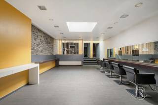 <p>Dit prachtige gebouw met gemengde bestemming, perfect gelegen in het hart van het historische stadscentrum van Doornik en met uitzicht op de Place Saint-Pierre, is als volgt ingedeeld:</p><p>Op de begane grond: een grote, gerenoveerde winkelruimte van 173 m², momenteel ingericht als kapsalon en schoonheidssalon, met een sanitairgedeelte en talrijke mogelijkheden voor diverse activiteiten, evenals een woongedeelte op de mezzanine dat van alle nodige comfort is voorzien.</p><p>Op de 1e verdieping: een mooi, stijlvol duplexappartement van 123 m², dat momenteel verhuurd is en bestaat uit een ruime woonkamer met ingerichte keuken, een wasruimte en een apart toilet.<br />Op de bovenverdieping: een overloop die toegang geeft tot twee slaapkamers, een ingerichte doucheruimte en een tweede toilet.<br />Op de 2e verdieping: een inrichtbare zolder.</p>