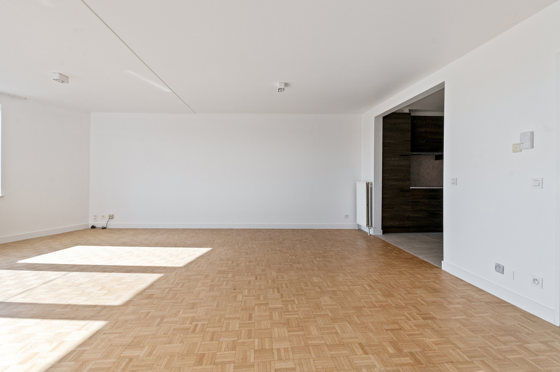 Instapklaar, volledig gerenoveerd appartement met twee slaapkamers, terras en garagebox. - foto 3