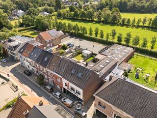 <strong>In het centrum van Moorsel bevindt zich deze interessante vastgoedopportuniteit bestaande uit een handelsgebouw met woonunit en een naastgelegen perceel grond dat momenteel dienstdoet als parking. </strong>Het geheel omvat <strong>twee afzonderlijke kadastrale percelen, </strong>zijnde perceel C 0310YP0000 met een grondoppervlakte van 615 m² en perceel C 0310XP0000 waarop zich het handelsgebouw met woonunit bevindt, gelegen op een perceel van 608 m².<br />Het pand is momenteel verhuurd aan <strong>de kwalitatieve en gevestigde huurder Vloeren Mattizo, </strong>waarbij de eerste negenjarige huurperiode loopt tot en met 31 december 2028. Dit biedt investeerders de zekerheid van een stabiele huuropbrengst op korte en middellange termijn.<br /><strong>Het gebouw omvat een residentieel gedeelte van 72 m², een ruime retailoppervlakte (actueel showroom) van 460 m² en 229 m² stockageruimte. Daarnaast beschikt het pand over een ruime kelder die bijkomende opslagmogelijkheden biedt. </strong>Dankzij de combinatie van een commercieel pand, woonunit en een afzonderlijk perceel grond biedt deze eigendom diverse mogelijkheden voor investeerders, ondernemers en ontwikkelaars. De centrale ligging in Moorsel, de aanwezigheid van parkeermogelijkheden en het potentieel van de afzonderlijke percelen maken van dit geheel een bijzonder interessante investering met toekomstperspectief.
