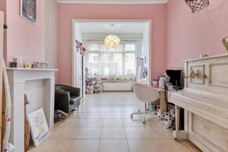 Bent u op zoek naar een centraal gelegen gezinswoning om te kopen in Deurne? Dan is dit huis met drie slaapkamers aan de Lakborslei precies wat...