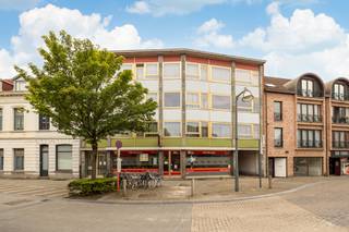 <strong>Opbrengsteigendom met 3 appartementen, handelspand op gelijkvloers en 3 garageboxen.<em></em></strong><em><span><br /><br /><strong>Ligging:</strong></span><span> </span></em>centrum van Turnhout.<em><br /><br /><strong><span>Omschrijving:</span></strong><span> </span></em>opbrengsteigendom met 3 verhuurde appartementen met garagebox en handelspand in het centrum van Turnhout. <em><br /><br /><strong>Verdieping 0:</strong> </em>handelspand van 100m². Doorrit naar de garages. <strong><br /></strong><em><br /><strong>Verdieping 1, 2 en 3:</strong> </em>drie identieke appartementen van elk 162 m² bewoonbare oppervlakte + westgericht terras, ruime inkomhal met vestiaire, vooraan grote lichtrijke woonkamer, aparte keuken, 2 slaapkamers, gastentoilet en badkamer, garagebox en kelderberging + gemeenschappelijke fietsenberging.<em><br /></em>Vernieuwde hoog condensatie ketels (2024) en nieuwe ramen geplaatst.<br />Achteraan 3 garages met handmatige poorten.<br />Epc-score: gelijkvloers: Label D - 1e verdieping: 200 kWh/m² (B) - 2e verdieping: 191 kWh/m² (B) - 3e verdieping: 390 kWh/m² (D)<br />Asbestveilig gebouw<em>.<br /><span><strong><br /></strong></span></em>
<p><strong>Vermeldingen inzake bijzondere infoplicht:</strong> omgevingsvergunning stedenbouwkundige handelingen uitgereikt, woongebied, geen rechterlijke herstelmaatregel of bestuurlijke maatregel opgelegd, geen voorkooprecht ruimtelijke ordening, geen omgevingsvergunning voor verkavelen van gronden, geen watergevoelig openruimtegebied</p>