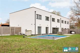 UITZONDERLIJKE VILLA MET BURELEN, MAGAZIJN EN VERWARMD ZWEMBAD!WONEN EN WERKEN OP ÉÉN TERREIN!Deze volledig gerenoveerde villa met bedrijfsmagazijn...