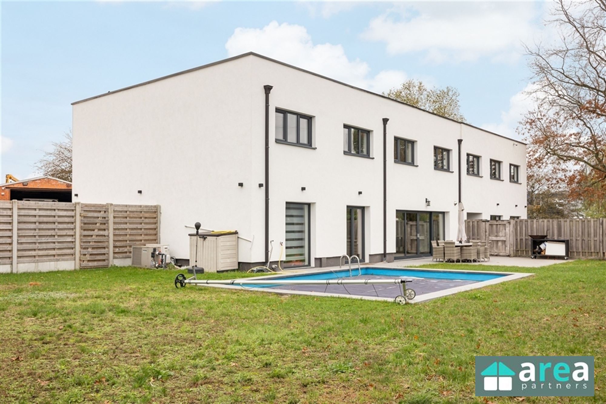 Villa met bedrijfspand in industriezone - foto 1